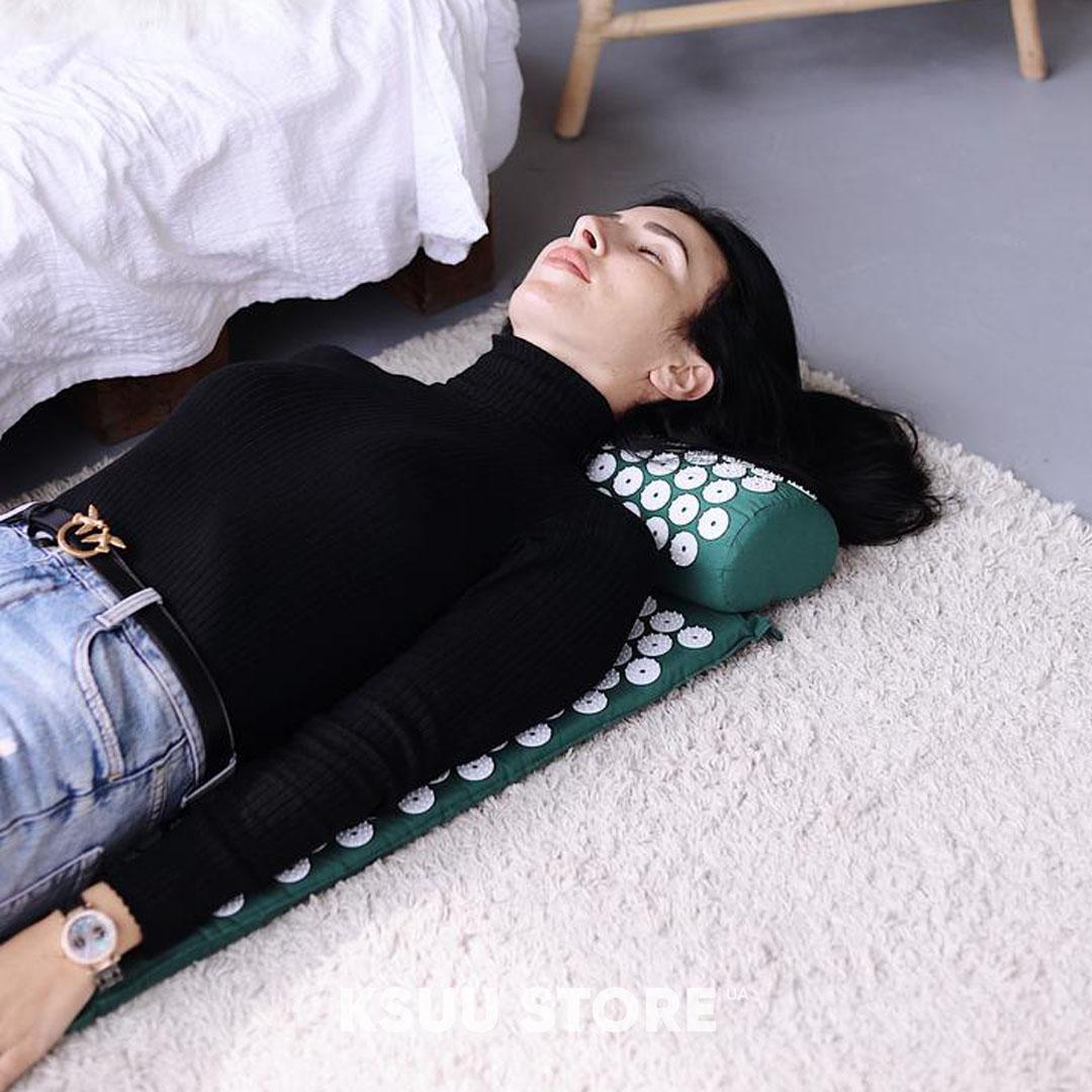 Набір масажний акупунктурний килимок для спини та подушка під шию.